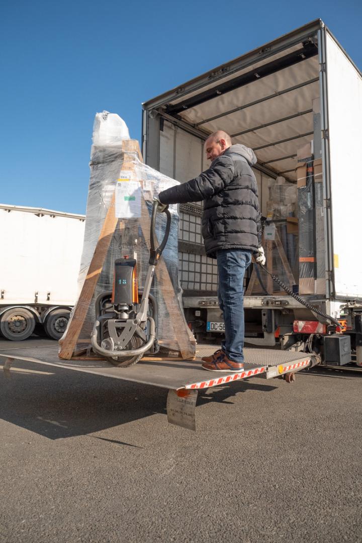 Quels types de véhicules sont les plus adaptés pour le transport de matériel fragile ? Brûlon